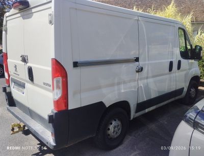 une camionnette blanche garée dans un parking