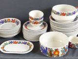 de nombreux types de plats et de tasses sur la table
