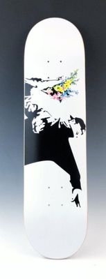 un skateboard sur lequel est représenté un chat