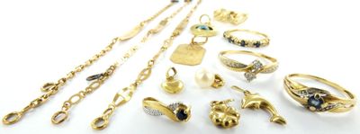 beaucoup de bijoux en or sur une surface blanche