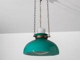 une suspension en verre vert suspendue au plafond