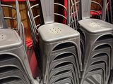 several metal chairs are lined up in a row in a store