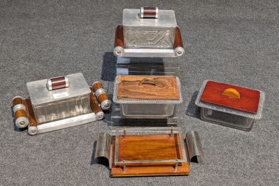 de nombreux types de récipients en bois et en plastique éparpillés sur le sol