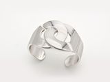 bracelet manchette en argent sterling avec un cœur découpé au centre