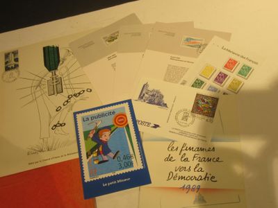 beaucoup de cartes postales et de timbres posés sur une table