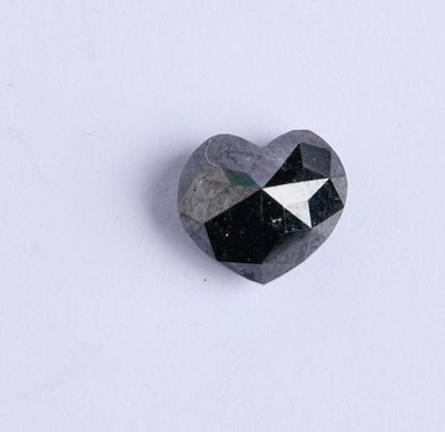 348 Diamant noir sur papier en forme de coeur pesant 2,85 ct…