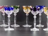 six verres à vin sont alignés sur une table