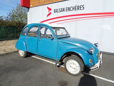 une voiture bleue garée dans un parking