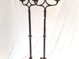 un grand chandelier en fer surmonté de cinq bougies