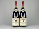 deux bouteilles de vin posées l'une à côté de l'autre sur une table