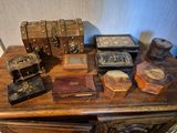 une table en bois sur laquelle sont posées de nombreuses boîtes
