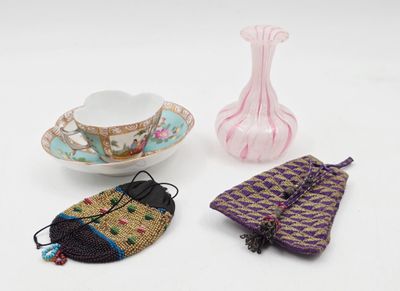 trois petits objets posés sur une table