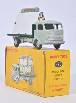 un camion jouet posé sur une boîte