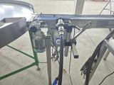 une image représentant une machine en fonctionnement sur un tapis roulant