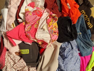 a pile of clothes that is sitting on the floor