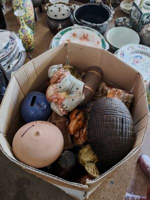 une boîte en carton remplie d'objets hétéroclites sur une table