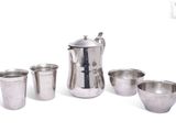 quatre tasses et un pichet sur fond blanc