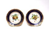deux assiettes garnies de fruits, posées sur un fond blanc