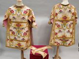deux mannequins vêtus de couleurs et de motifs différents