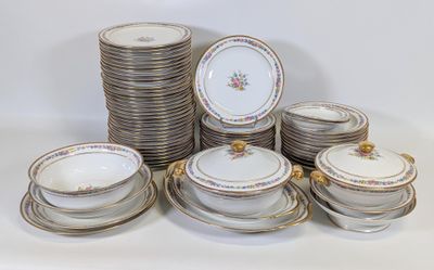 beaucoup d'assiettes et de bols sur la table