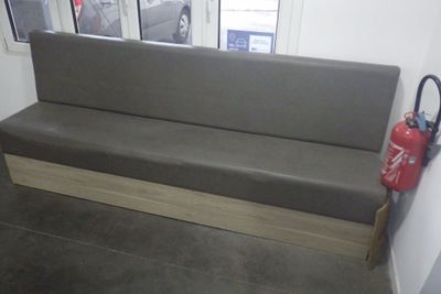 un banc avec un extincteur à côté d'une fenêtre