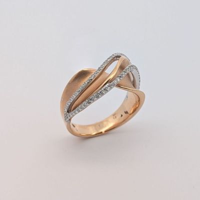 gros plan d'une bague en or avec des diamants sur fond blanc