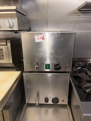 une cuisinière et un four en acier inoxydable dans une cuisine professionnelle