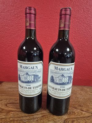 deux bouteilles de vin posées sur une table en bois