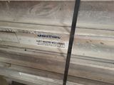 une pile de planches empilées les unes sur les autres