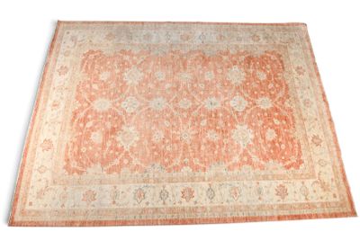 un tapis orange et beige sur fond blanc