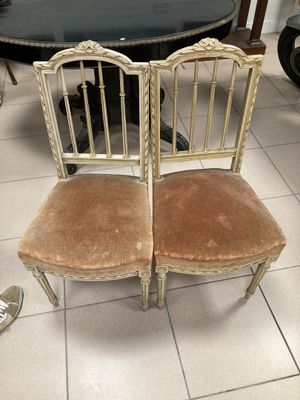 deux chaises assises l'une à côté de l'autre sur le sol