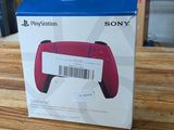 La boîte de la manette de jeu Sony est posée sur une table en bois