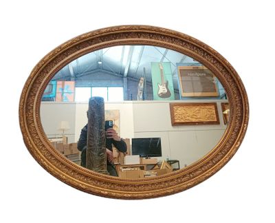 Grand miroir ovale en bois et stuc doré