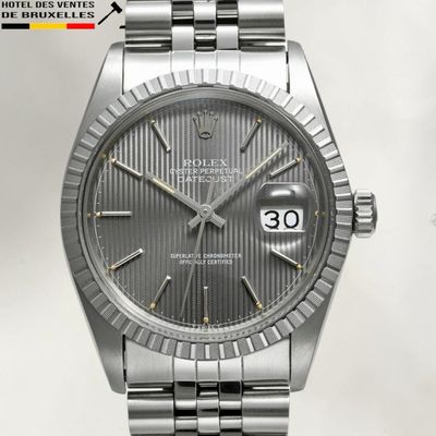 une image représentant une montre Rolex argentée sur fond blanc