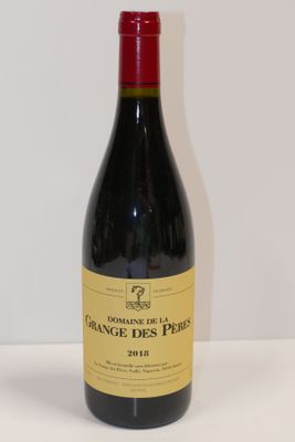 une bouteille de vin posée sur une table