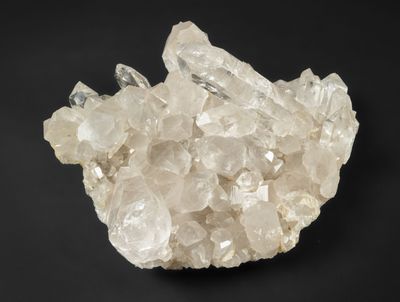un groupe de cristaux de quartz blancs sur fond noir