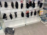 de nombreuses paires de gants accrochées au mur d'un magasin