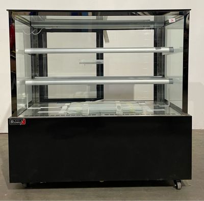 une photo d'une vitrine de musée