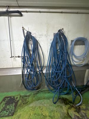 un tas de tuyaux bleus accrochés à un mur