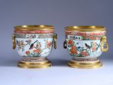 deux vases posés côte à côte sur une table