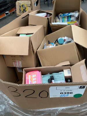 de nombreux cartons posés par terre dans la rue