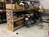 de nombreux cartons et boîtes sur les étagères du garage