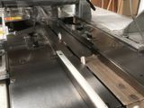 une image d'une machine qui travaille sur un morceau de bois