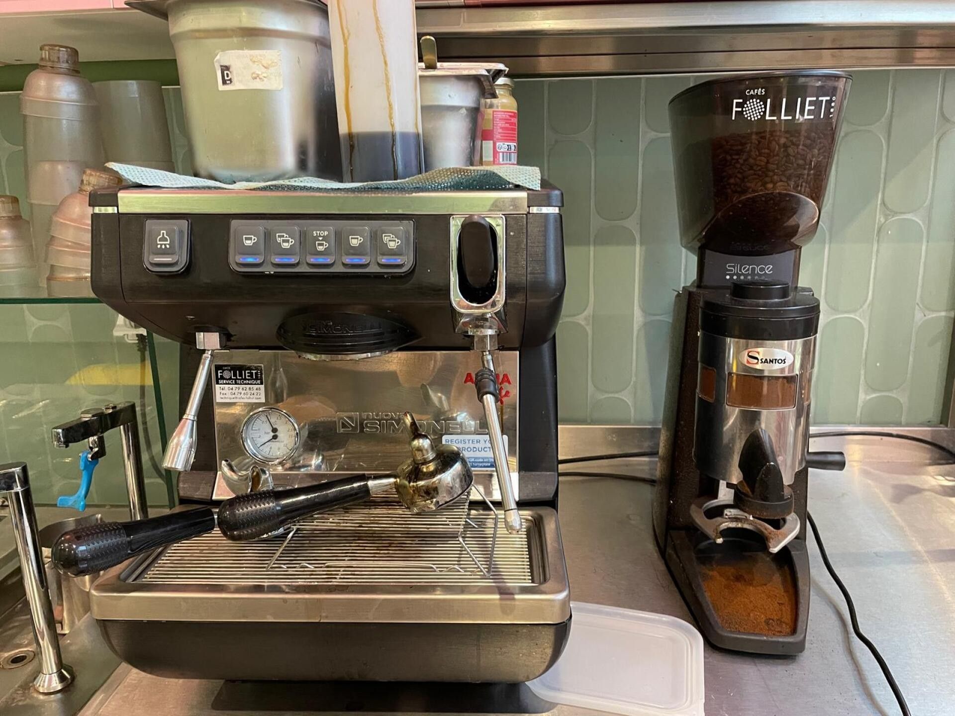 Machine à café Nuova Simonelli Appia Life Compact et un moul…