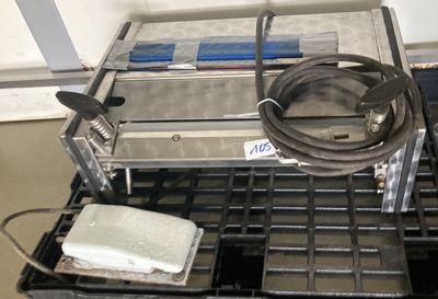 une photo d'une machine posée sur une caisse