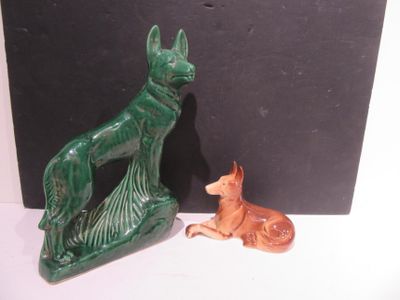 une figurine représentant un chien et un chat posée sur une table