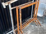 un cadre métallique appuyé contre un mur