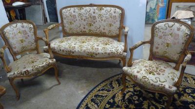 quatre chaises et un canapé dans une pièce