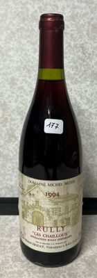 une bouteille de vin posée sur une table