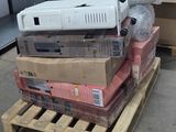 une pile de cartons posée sur une palette, avec un ours en peluche posé dessus